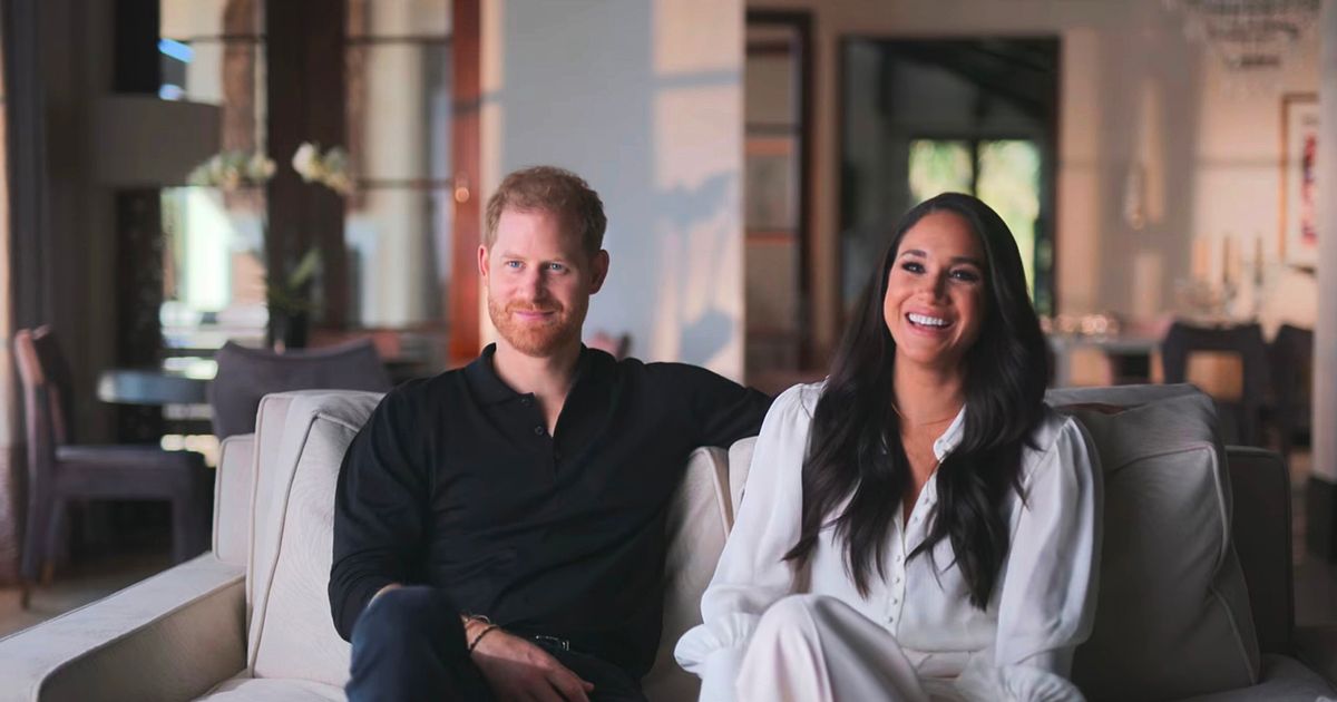 لقطة من مسلسل Harry & Meghan 