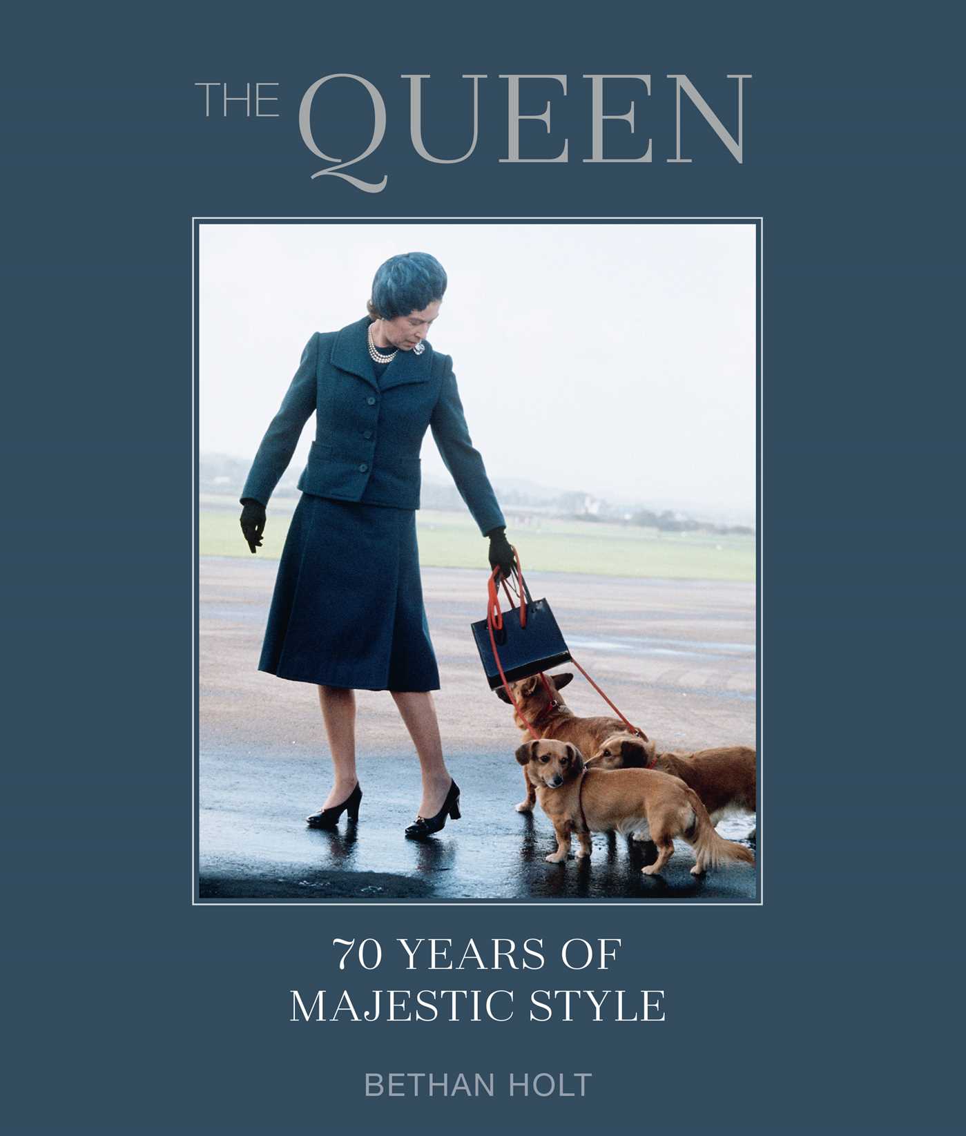 كتاب The Queen 70 years of Majestic Style (الملكة 70 عام من الذوق الملكي الراقي)