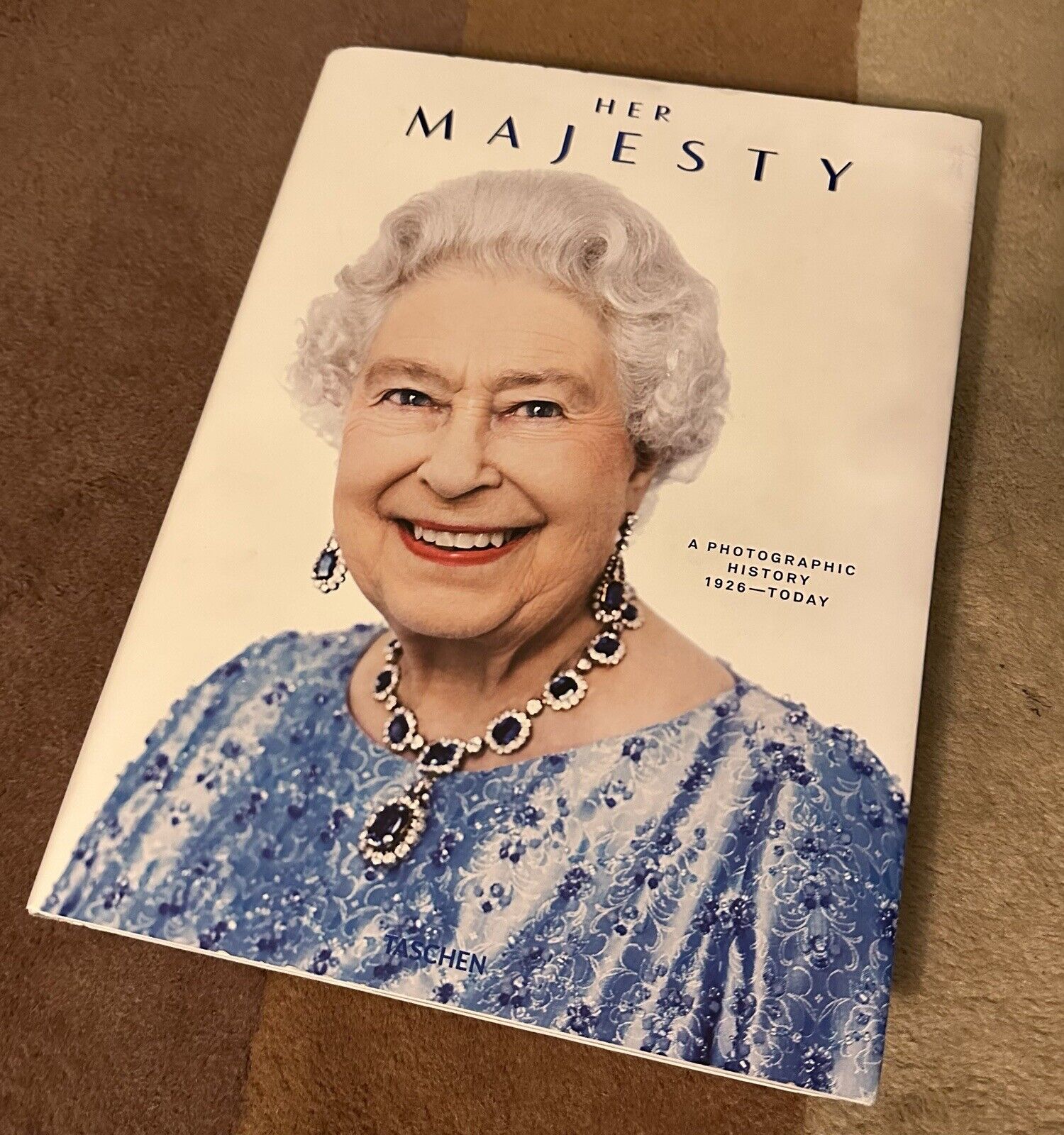 كتاب Her Majesty A Photographic History 1926–Today (صاحبة الجلالة تاريخ فوتوغرافي 1926 – اليوم)