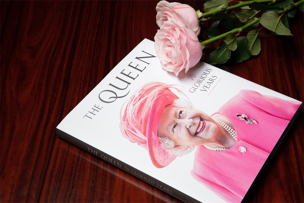 كتاب The Queen 70 Glorious Years (الملكة 70 سنة مجيدة)