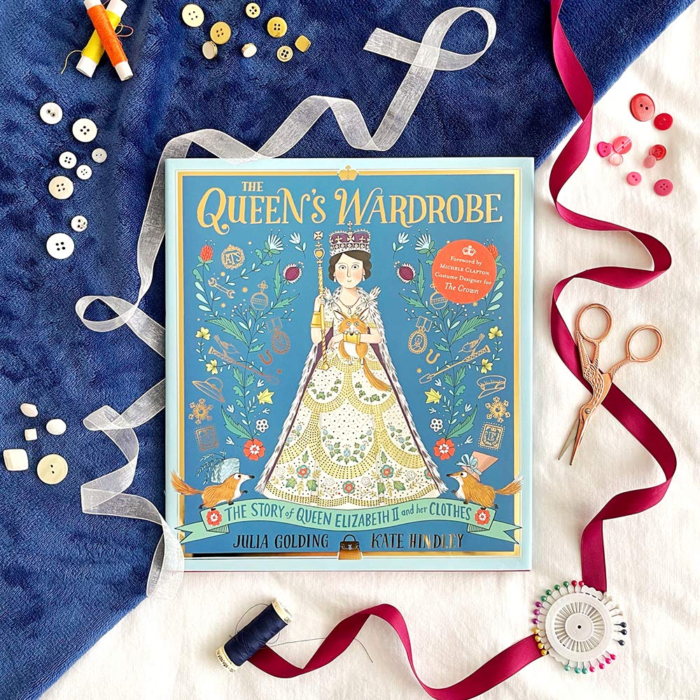 كتاب The Queen's Wardrobe The Story of Queen Elizabeth II and Her Clothes (خزانة ملابس الملكة قصة الملكة إليزابيث الثانية وملابسها)