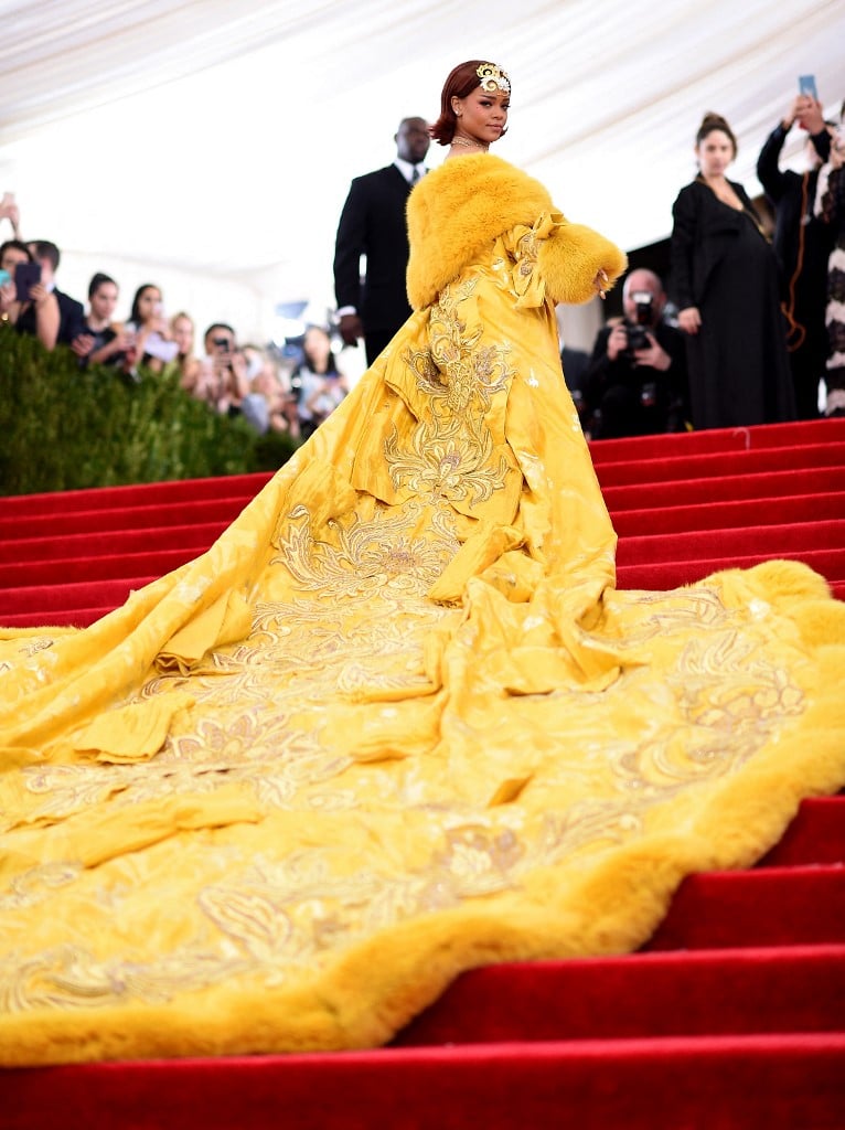 اطلالة ريهانا في حفل Met Gala عام 2015