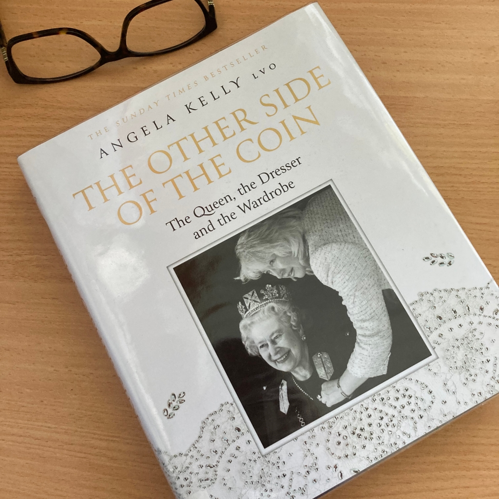 كتاب The Other Side of the Coin The Queen the Dresser and the Wardrobe (الوجه الآخر للعملة الملكة، ملابسها وخزانة ملابسها)