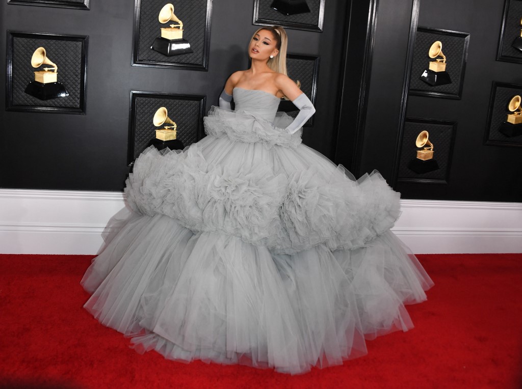 اطلالة Ariana Grande بموضة الفستان الرمادي عام 2020