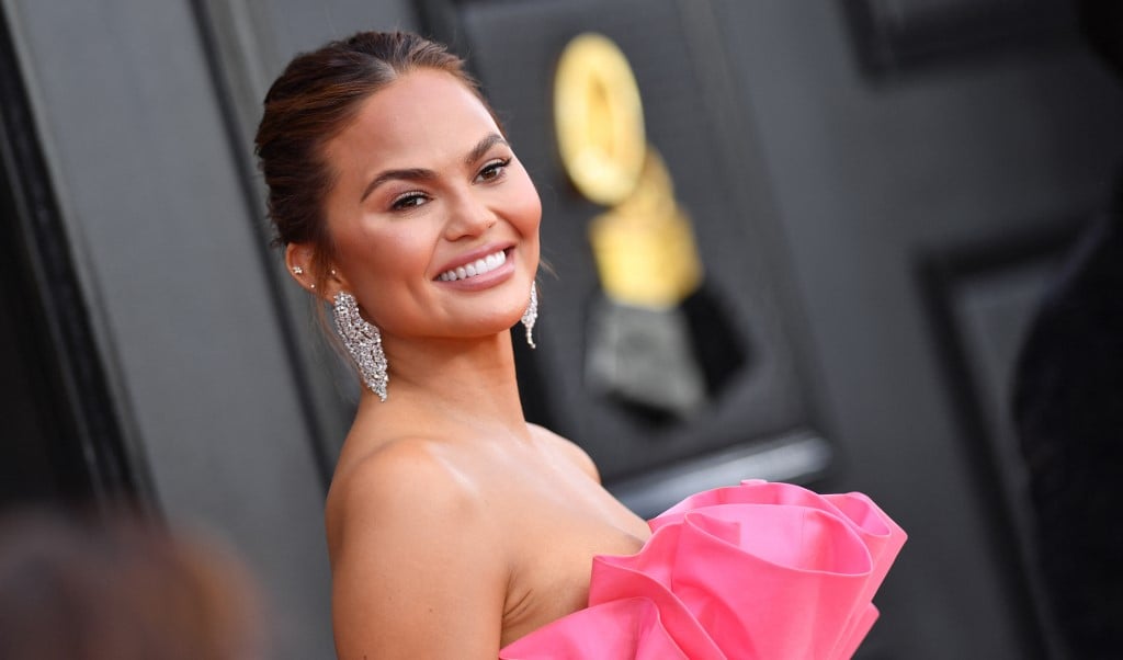 رسمات المكياج البني بأسلوب Chrissy Teigen في حفل جوائز 2022 Grammy