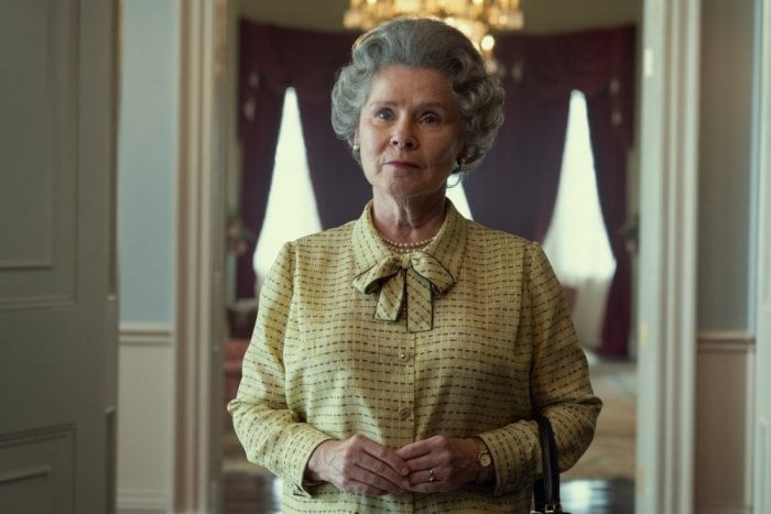 الممثلة إميلدا ستوننتون بدور ملكة بريطانيا الراحلة في مسلسل The Crown 