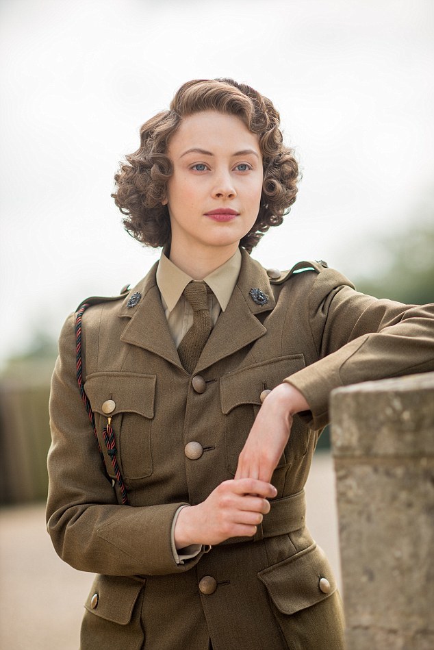 الممثلة سارة جادون Sarah Gadon في فيلم The Royal Night Out