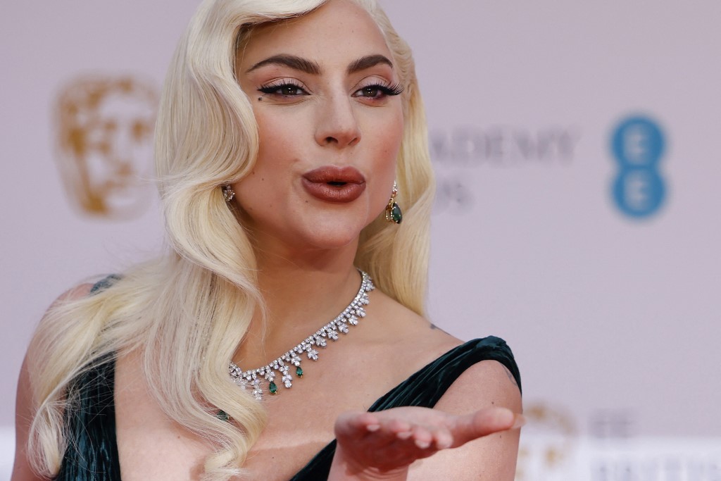 المكياج النيود مع الآيلاينر الجناح من وحي ليدي غاغا Lady Gaga.