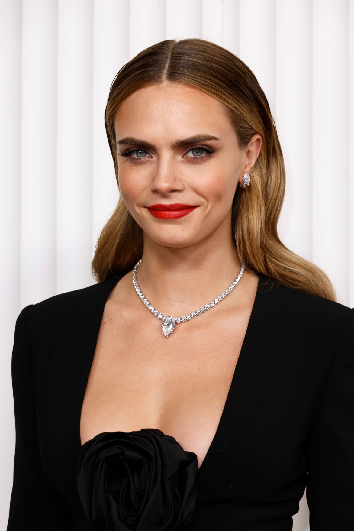 اطلالة Cara Delevingne بالمكياج البني والسموكي