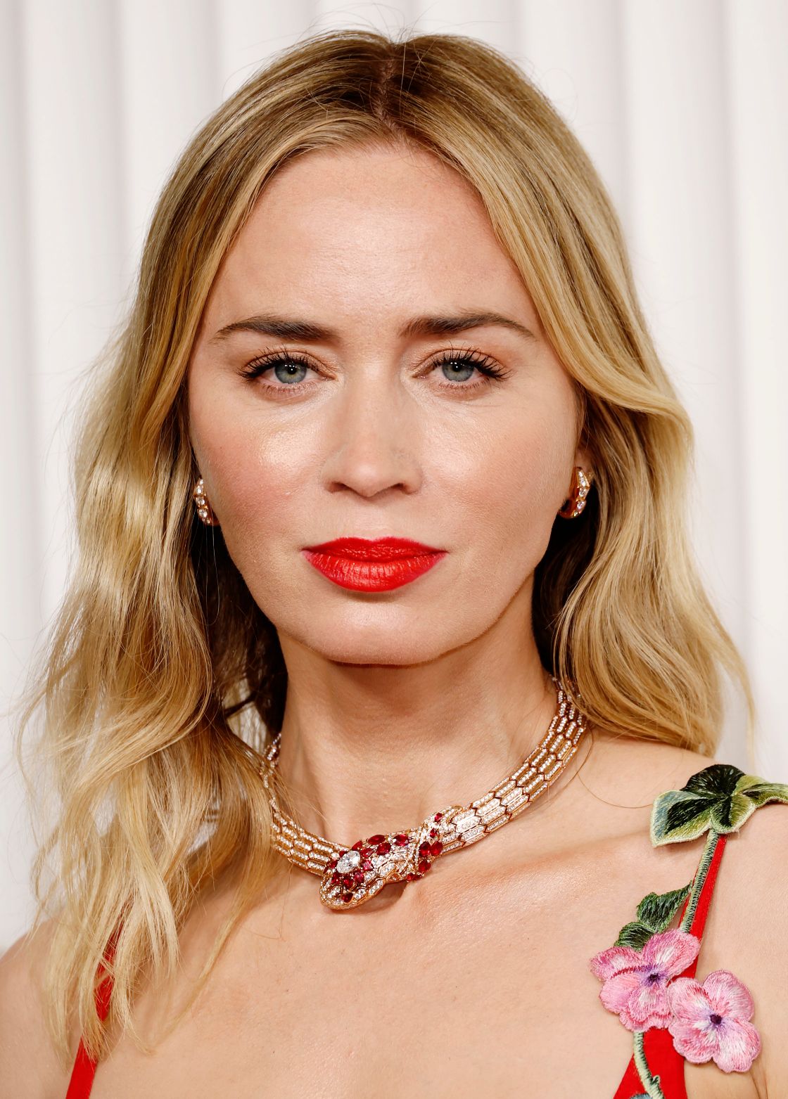 اطلالة Emily Blunt بمكياج مشمشي براق