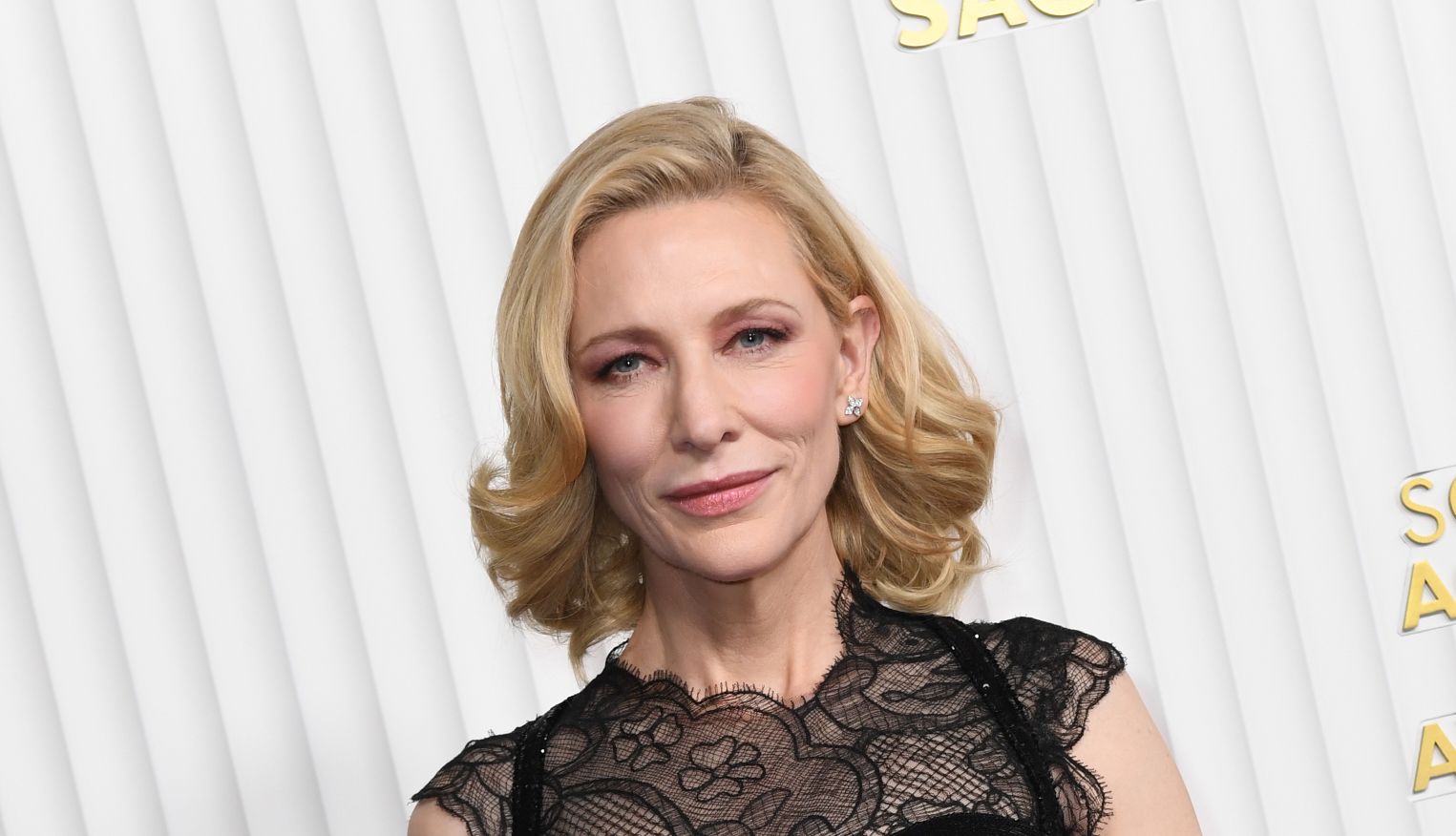 اطلالة Cate Blanchett بمكياج زهري وتسريحات ويفي