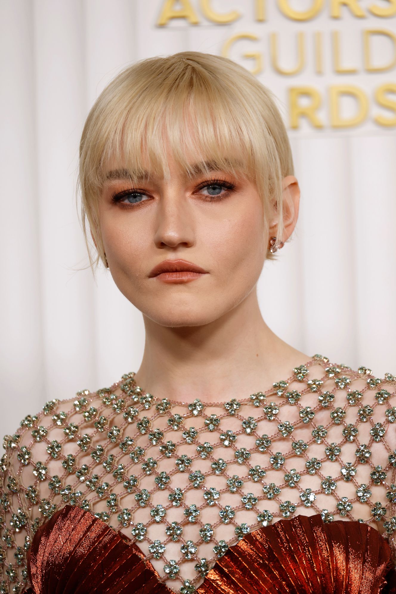 اطلالة Julia Garner بالظلال البنية