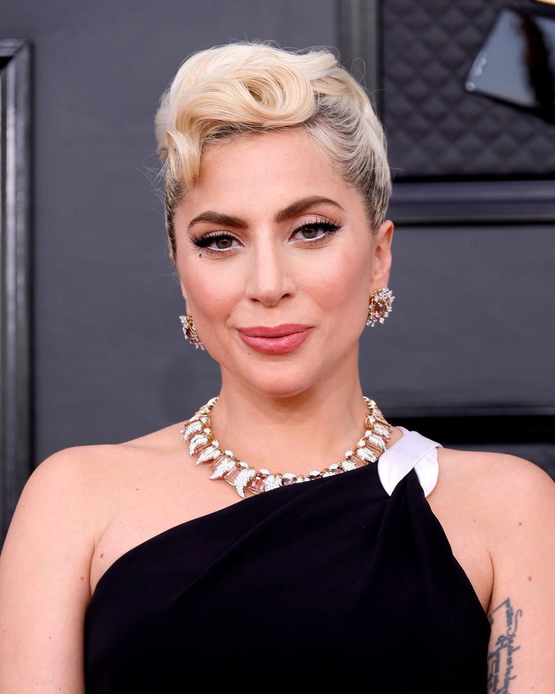 رسمات الايلاينر المجنح بأسلوب Lady Gaga في حفل جوائز 2022 Grammy