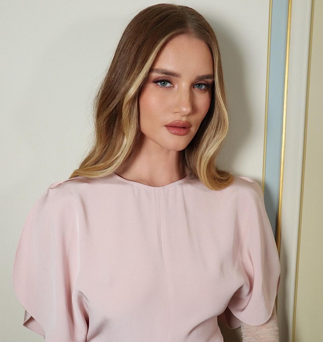 اطلالة Rosie Huntington-Whiteley بمكياج طبيعي