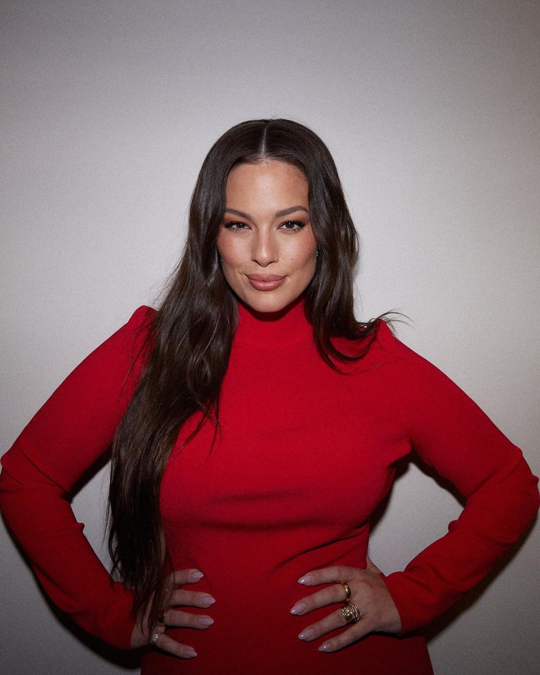 اطلالةAshley Graham  برسمات المكياج الاحمر