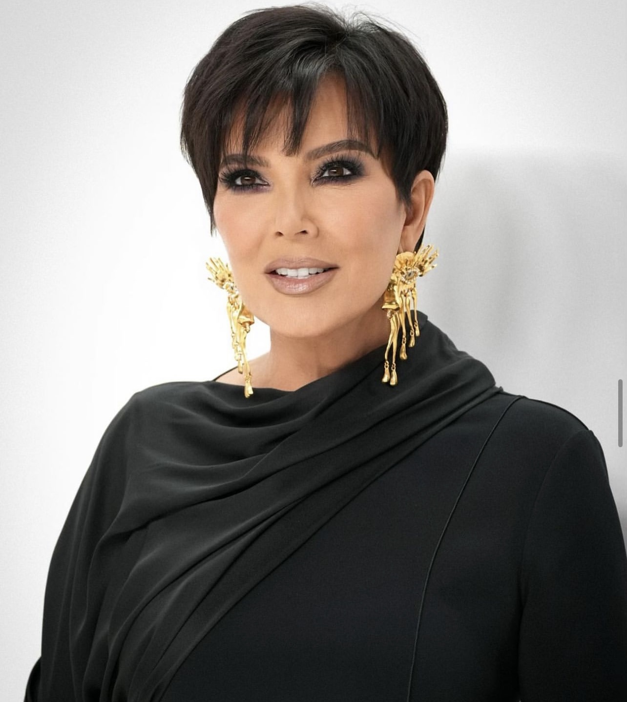 تطورات شكل المكياج السموكي عبر السنوات مع كريس جينير Kris Jenner