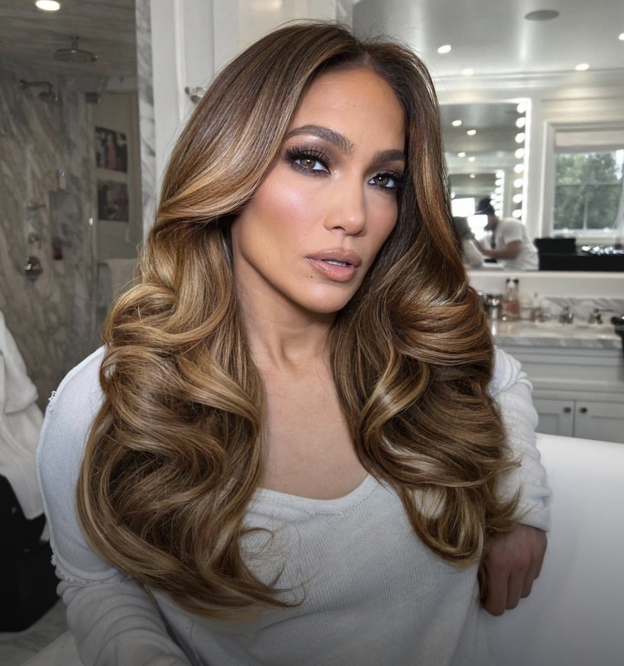 ت تسريحات شعر  Jennifer Lopez - الصورة من حساب خبير الشعر Chris Appleton