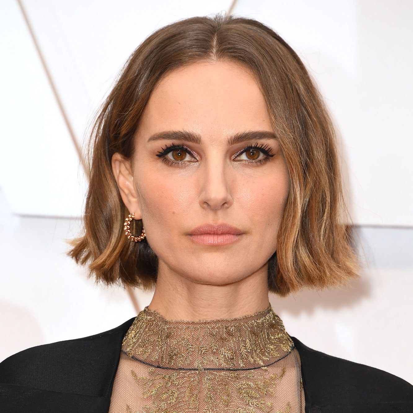 اطلالة Natalie Portman بمكياج برونزي براق عام 2020