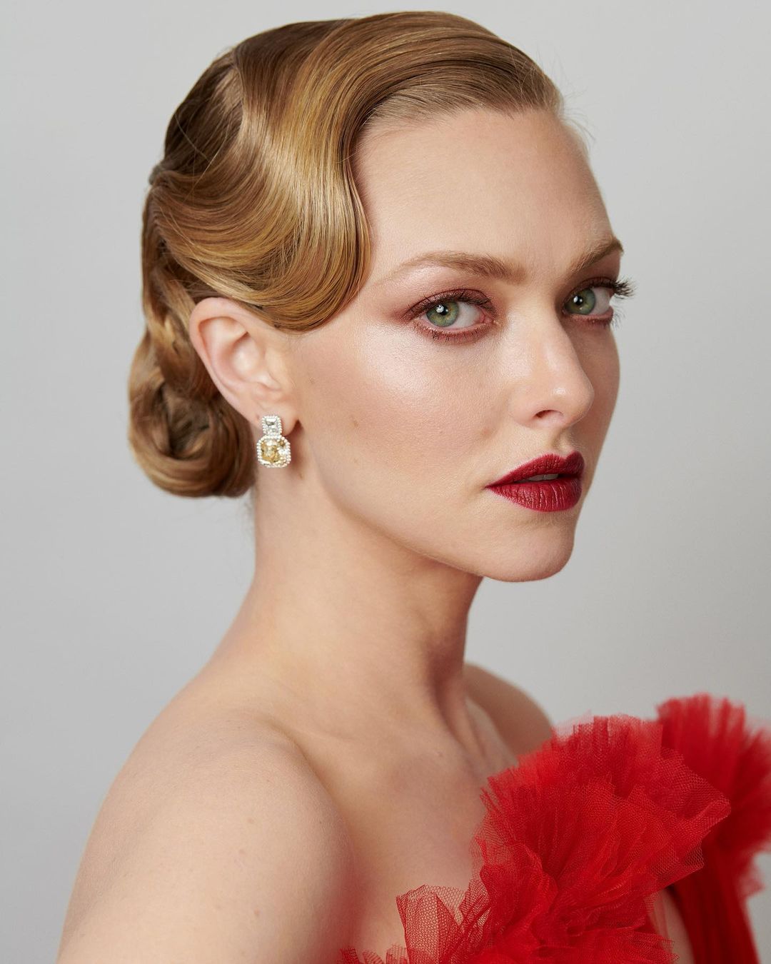 اطلالة Amanda Seyfried بتسريحة الريترو عام 2021