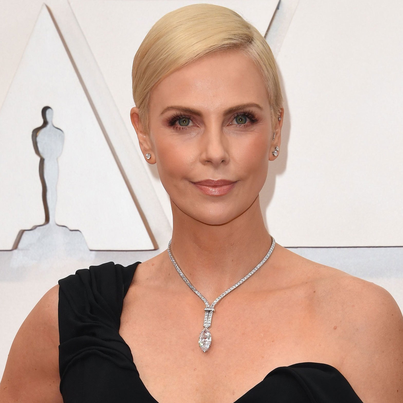 اطلالة Charlize Theron بمكياج برونزي فاتح عام 2020