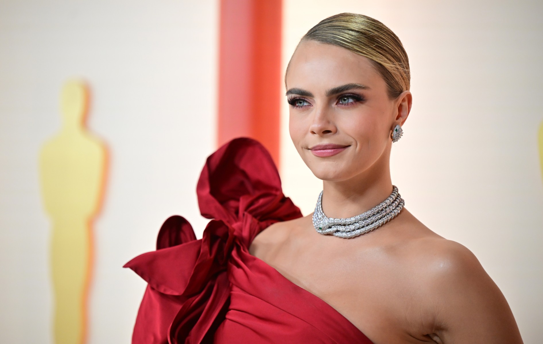 اطلالة Cara Delevingne برسمات المكياج السموكي