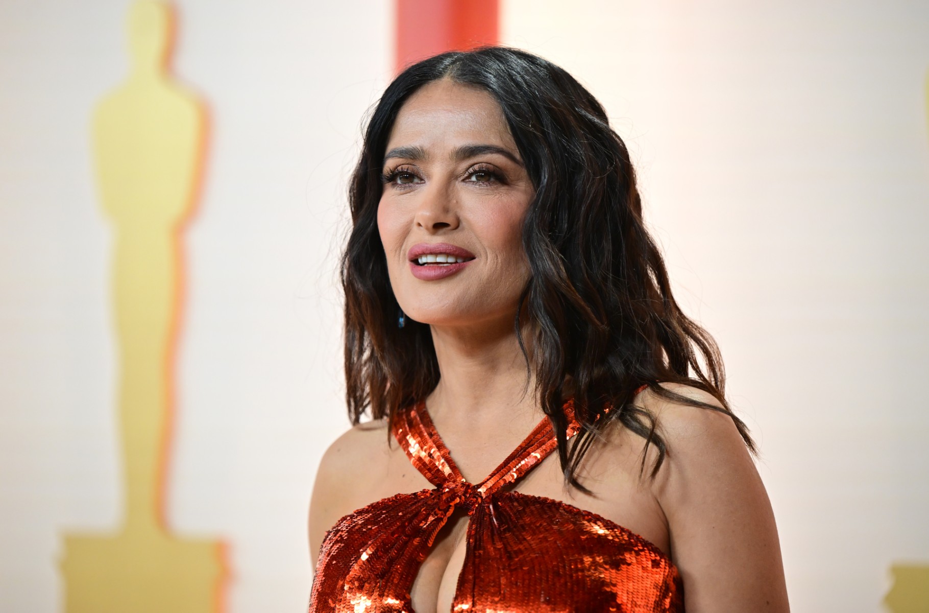 اطلالة Salma Hayek بخطوط الكحل البني