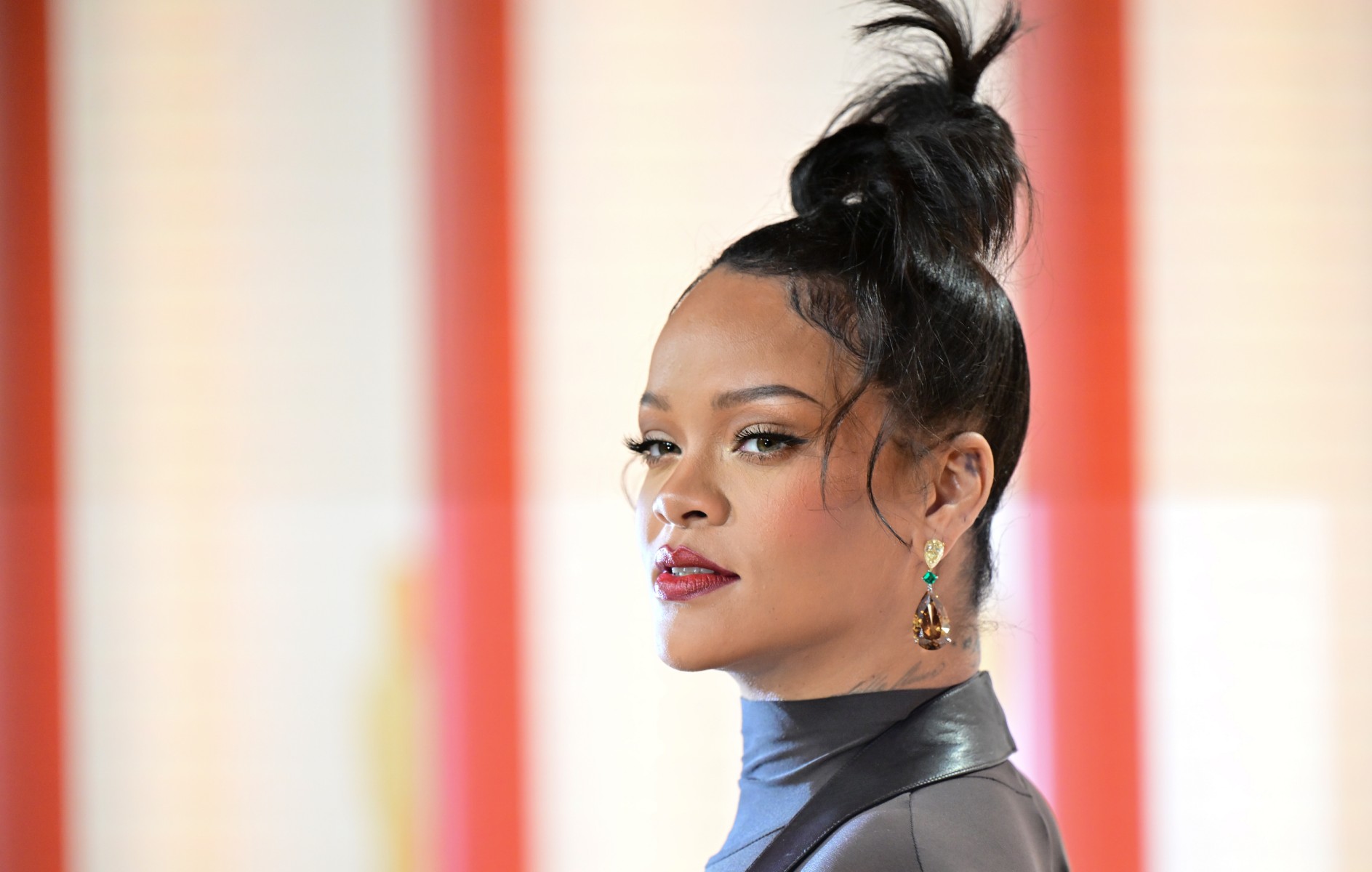 اطلالة Rihanna بظلال بنية مع الشعر المرفوع