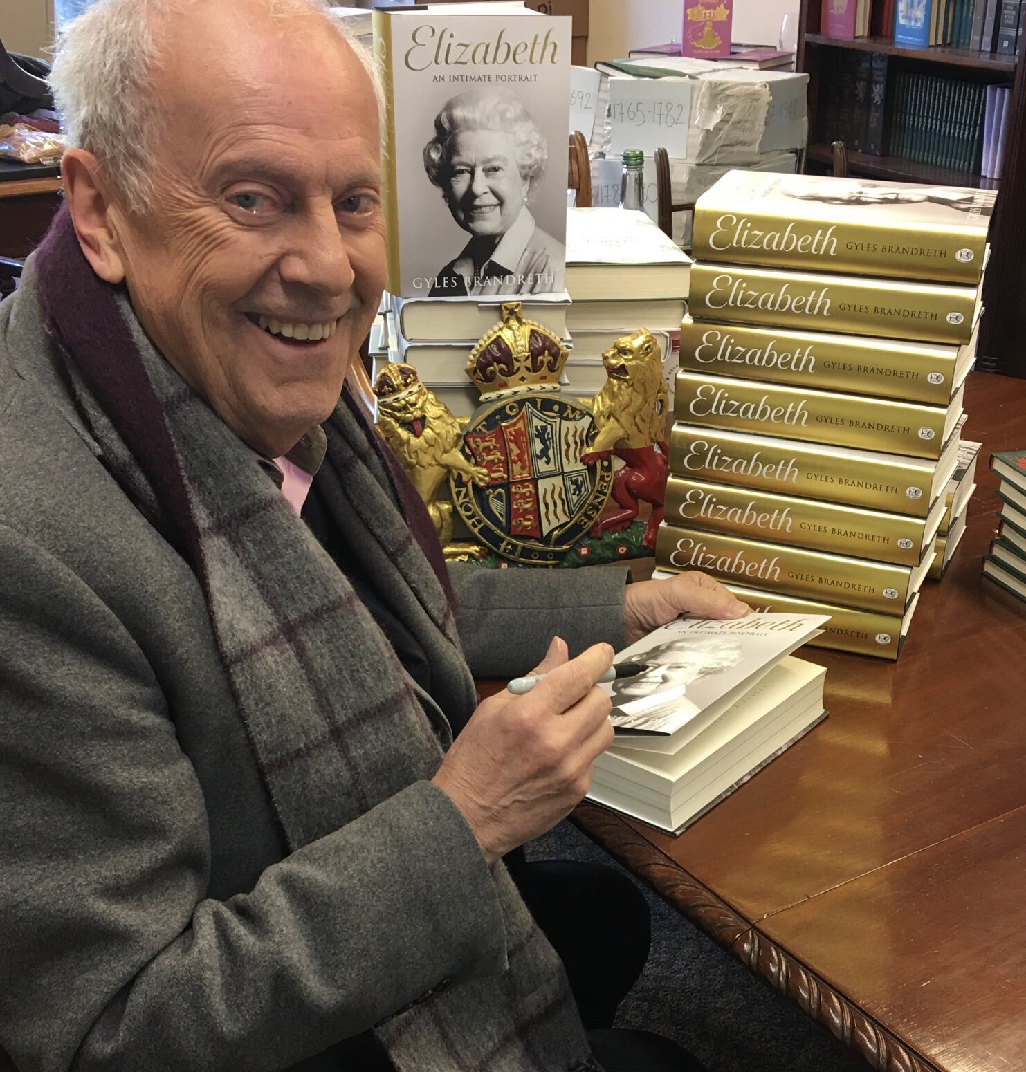 براندريث Gyles Brandreth، في كتابها الشهير عن حياة الملكة الراحلة إليزابيث الثانية