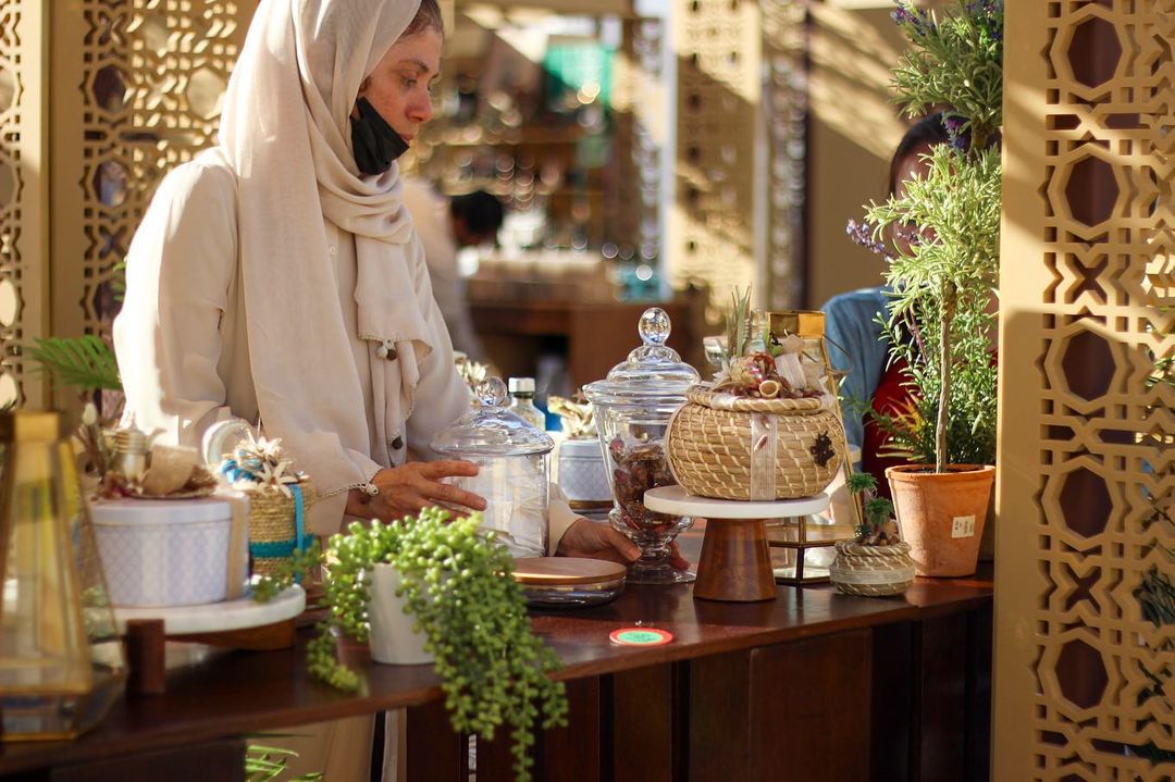 يتيح سوق رمضان منصة لبائعي المنتجات لعرض منتجاتهم