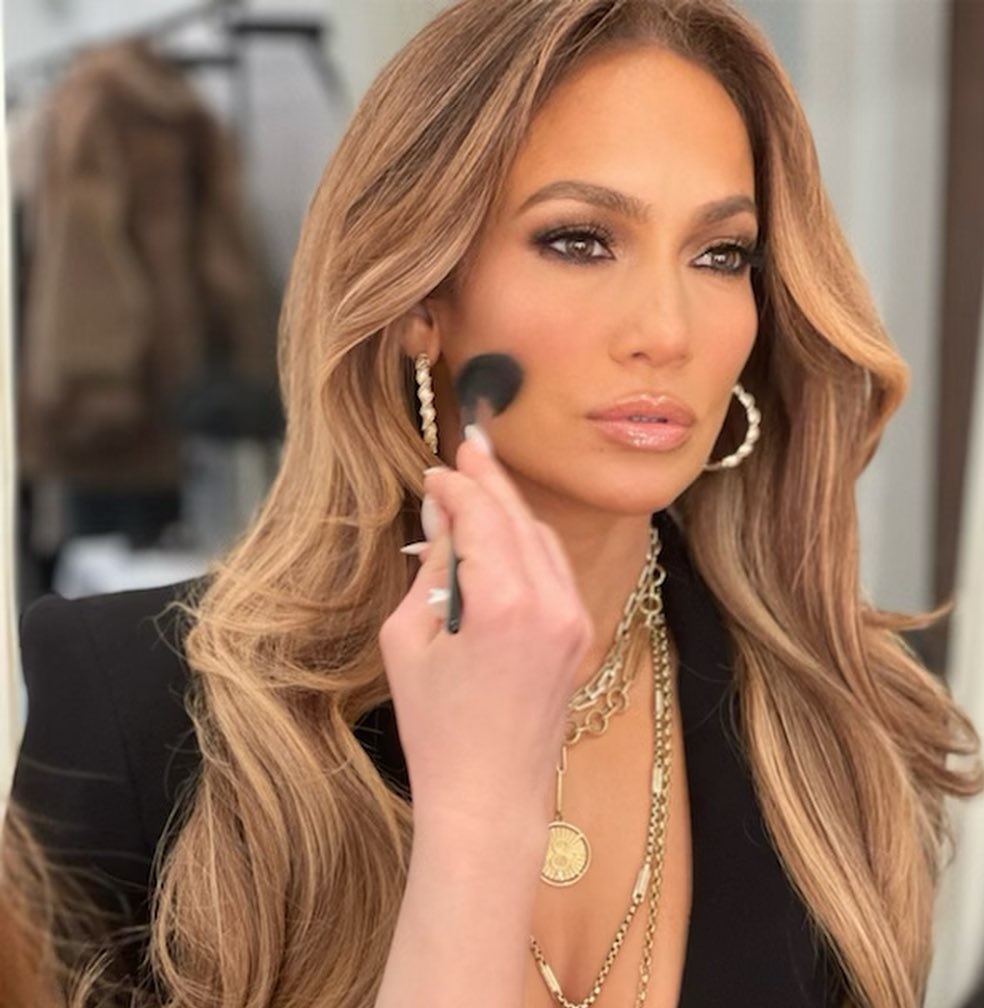 رسمات المكياج البني مع الخطوط السوداء بأسلوب Jennifer Lopez