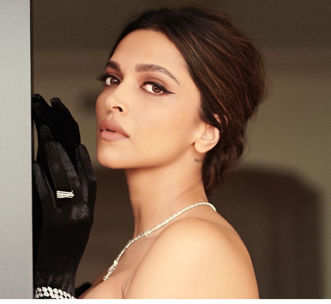 1 رئيسية رسمات المكياج النيود مع الآيلاينر بأسلوب Deepika Padukone