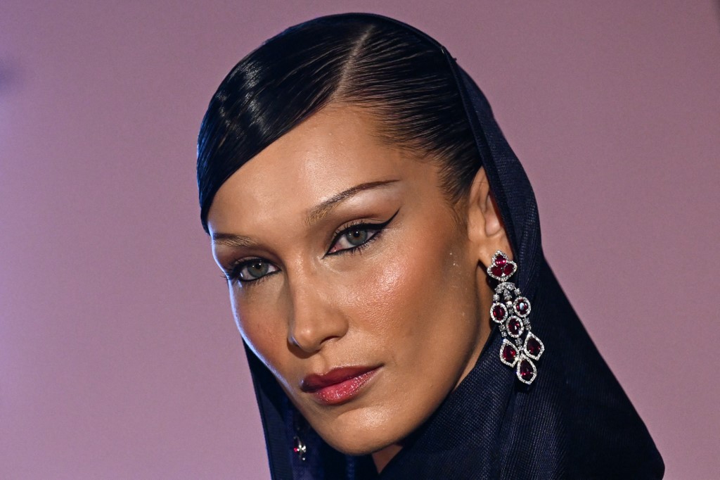 رسمات المكياج البرونزي مع الآيلاينر بأسلوب Bella Hadid