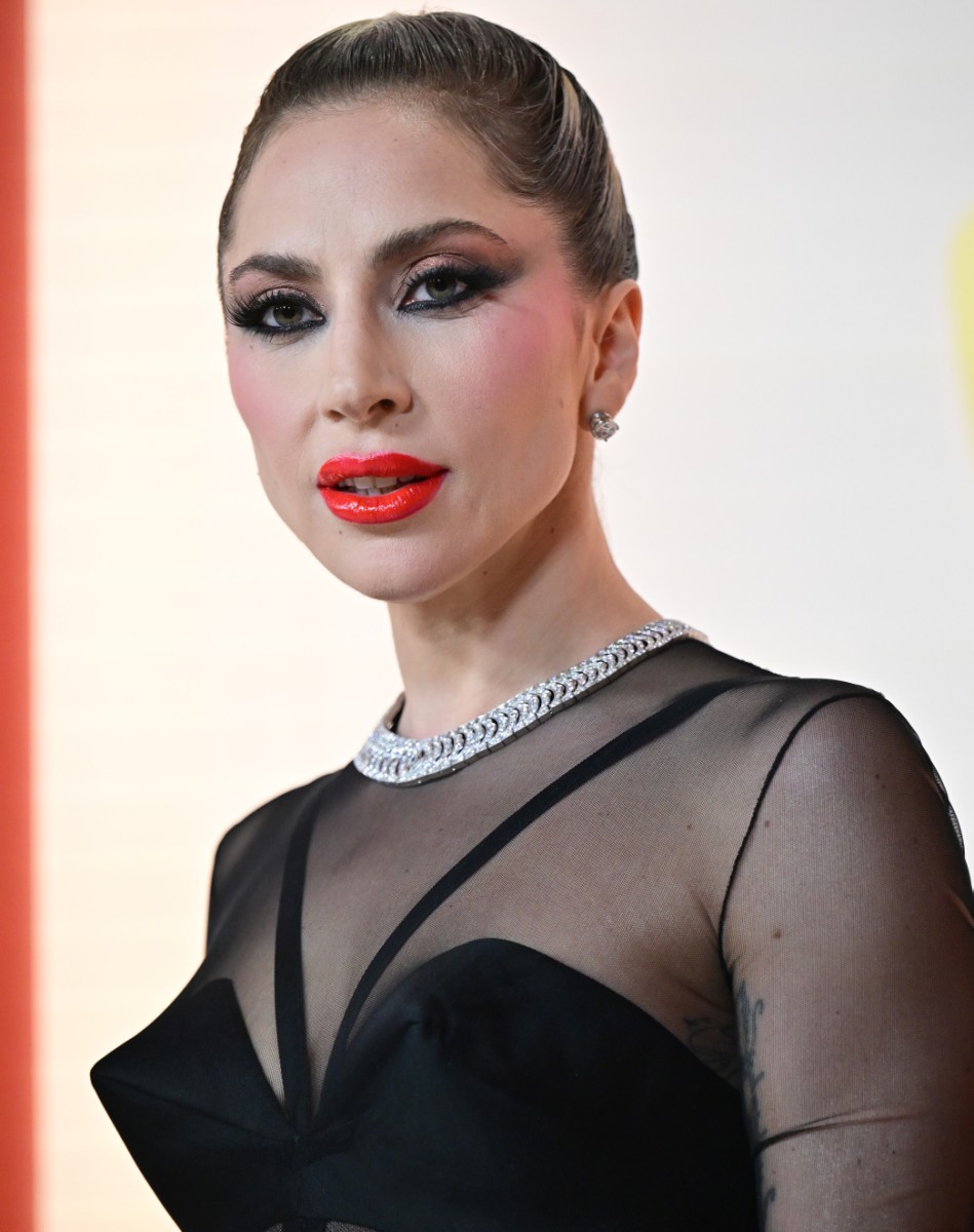 اطلالة الليدي غاغا Lady Gaga برسمات المكياج البرونزي 