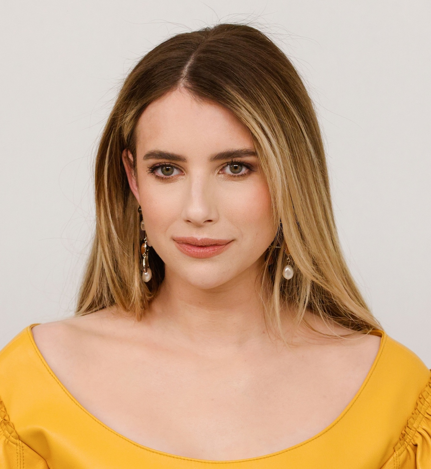 اطلالة Emma Roberts برسمات المكياج البرونزي