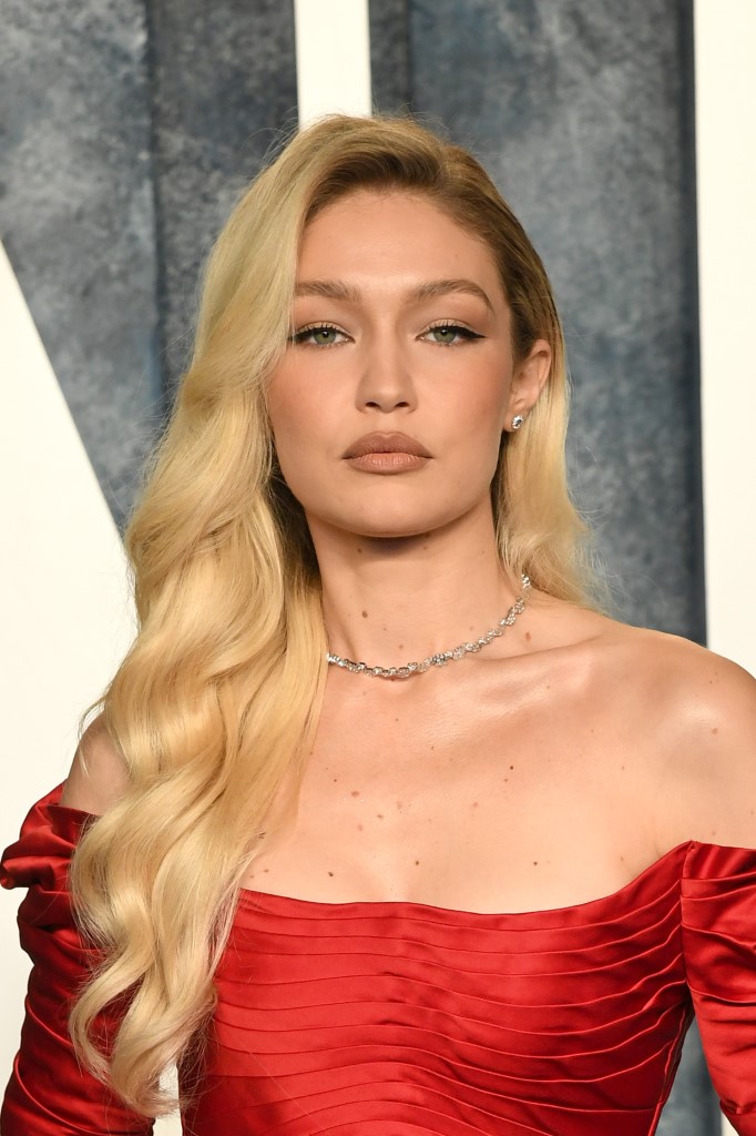 1 رئيسية اطلالة Gigi Hadid برسمات المكياج الطبيعي مع تسريحات الشعر الويفي