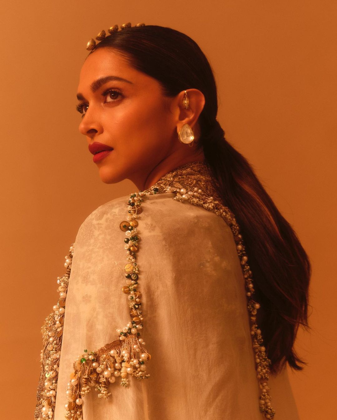 اطلالة Deepika Padukone برسمات المكياج النيود