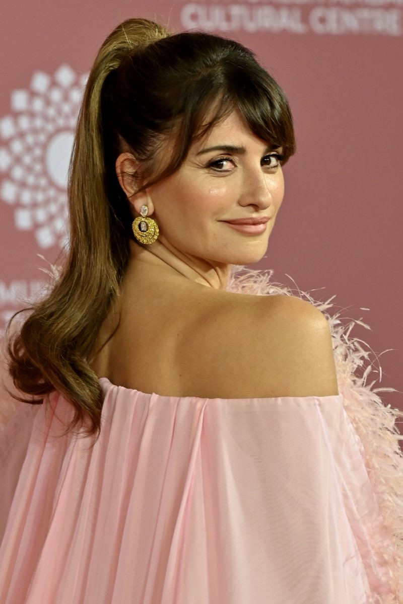 اطلالة Penelope Cruz بتسريحات الشعر المرفوعة