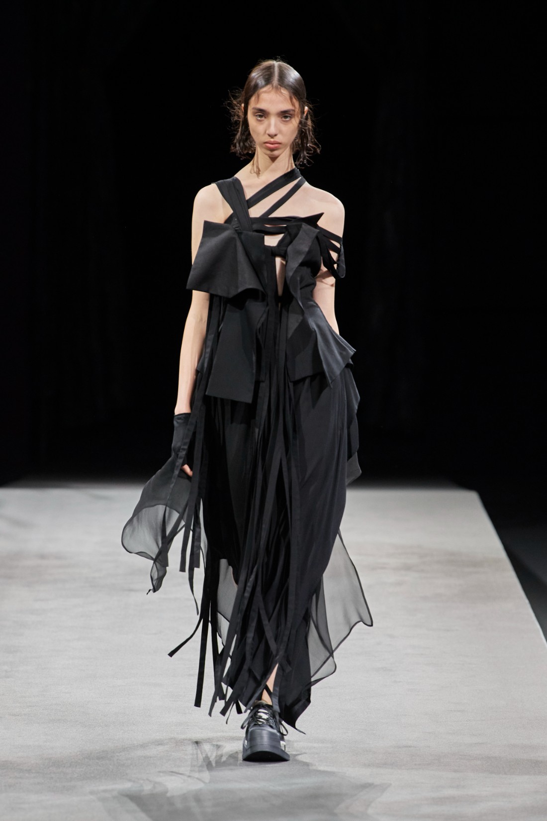 فستان أسود طويل من  Yohji Yamamoto