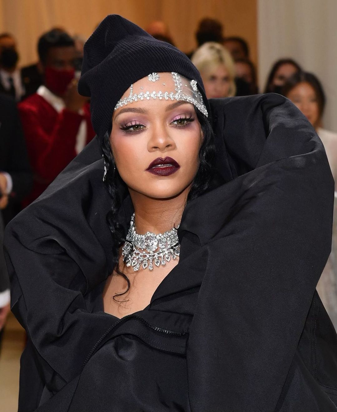 مكياج قوي وداكن باسلوب النجمة Rihanna عام 2021 – الصور من صفحة FENTY BEAUTY BY RIHANNA على انستغرام