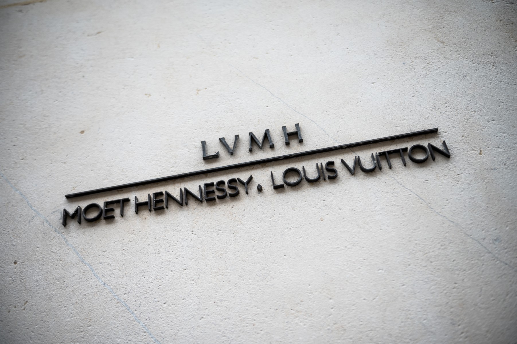 تجاوزت القيمة السوقية لـLVMH 500 مليار دولار لتصبح أول شركة أوروبية تصل إلى هذا الإنجاز