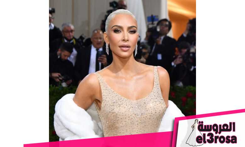 اطلالة Kim Kardashian بمكياج فضي مع صبغات الشعر الاشقر البلاتيني عام 2022