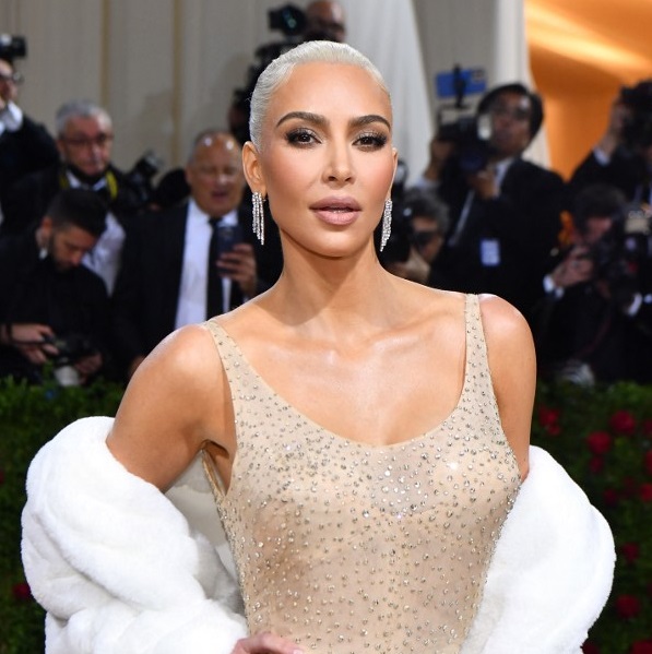 اطلالة Kim Kardashian بمكياج فضي مع صبغات الشعر الاشقر البلاتيني عام 2022