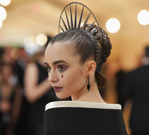 اطلالة Lily Collins بتسريحات شعر الكعكة مع الاكسسوارات المعدنية