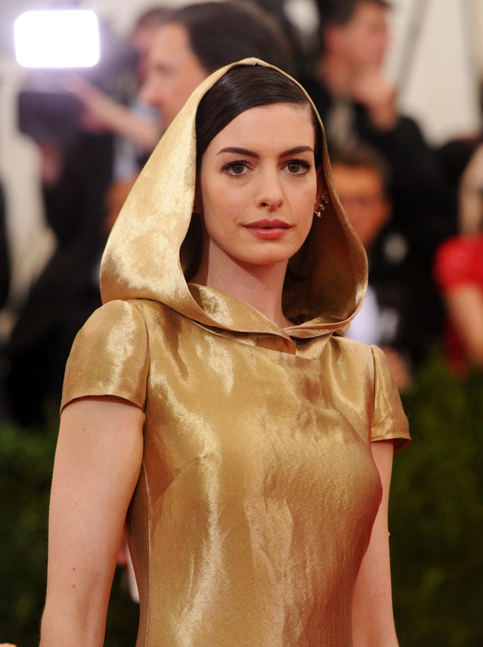 تسريحات شعر بسيطة مع الوشاح من وحي اطلالة Anne Hathaway