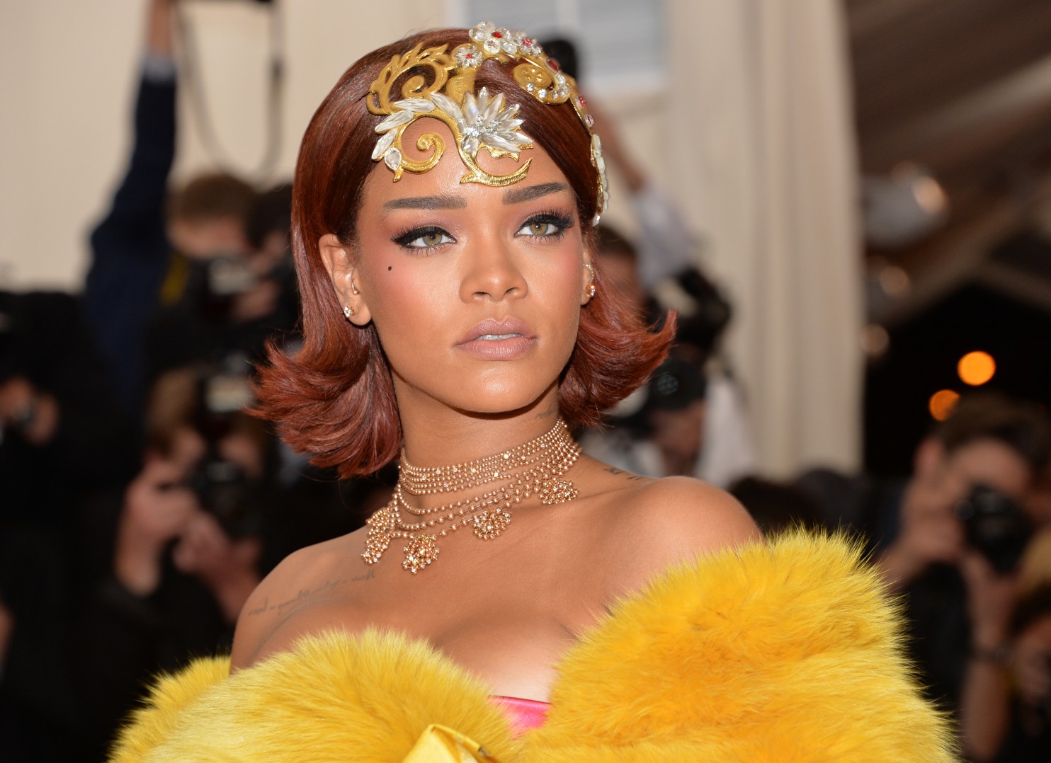 تسريحات الشعر الكاريه مع الاكسسوارات الهندسية بأسلوب Rihanna عام 2015