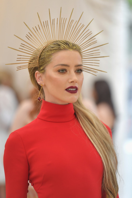 اطلالة  Amber Heard بتسريحات شعر جانبية مع أكسسوار التاج عام 2018