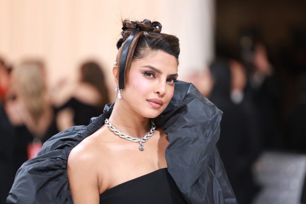 اطلالة Priyanka Chopra بتسريحة الكعكة مع الشرائط