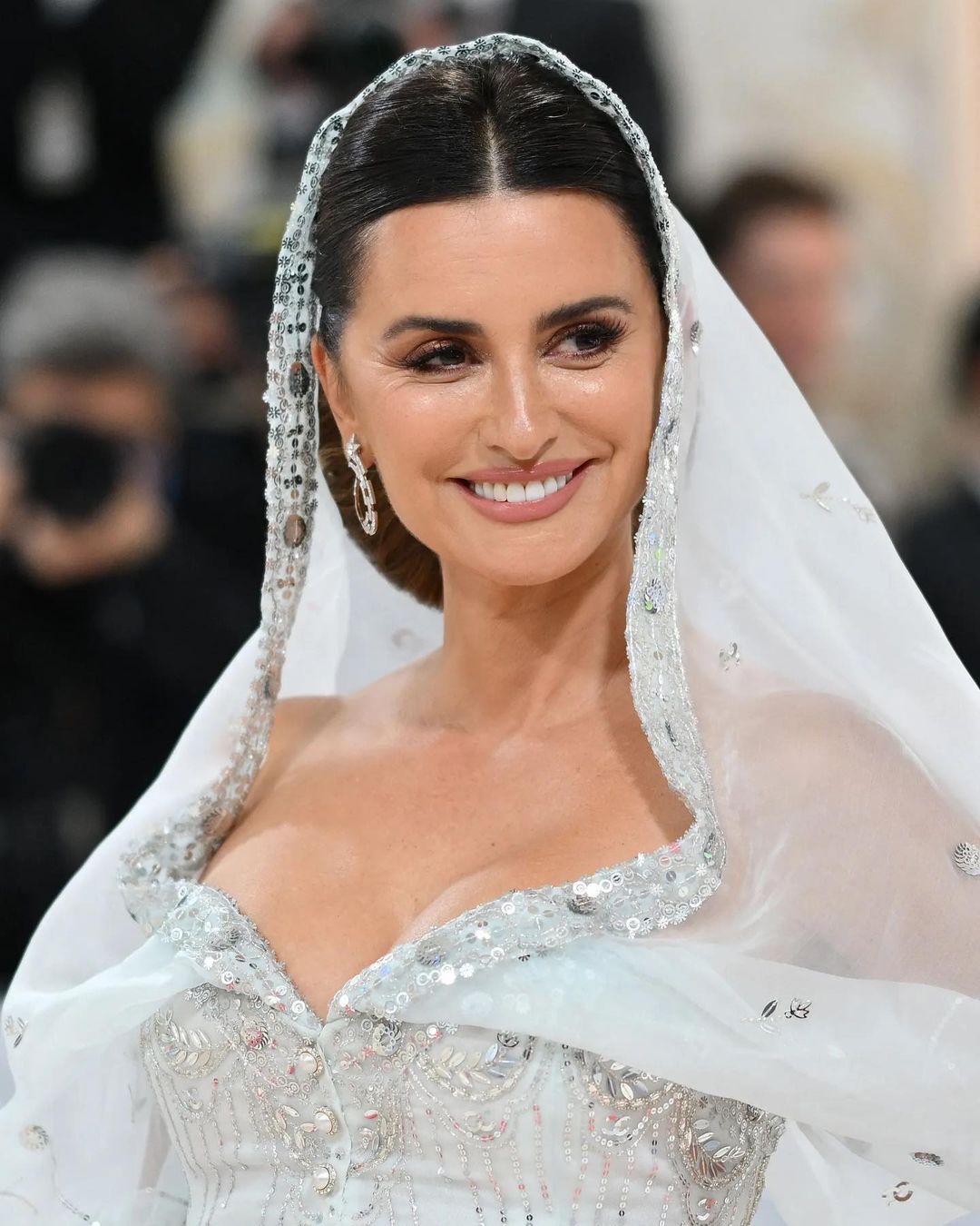 اطلالة Penelope Cruz بأكسسوارات شعر الوشاح