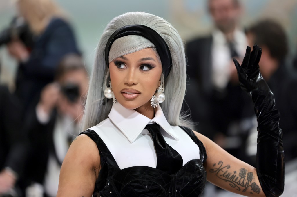 اطلالة Cardi B بتسريحات مالسة مع الباند الأسود