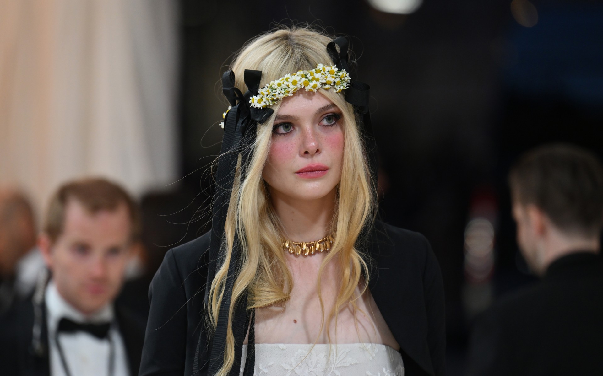 اطلالة Elle Fanning بالشعر الويفي مع الباند